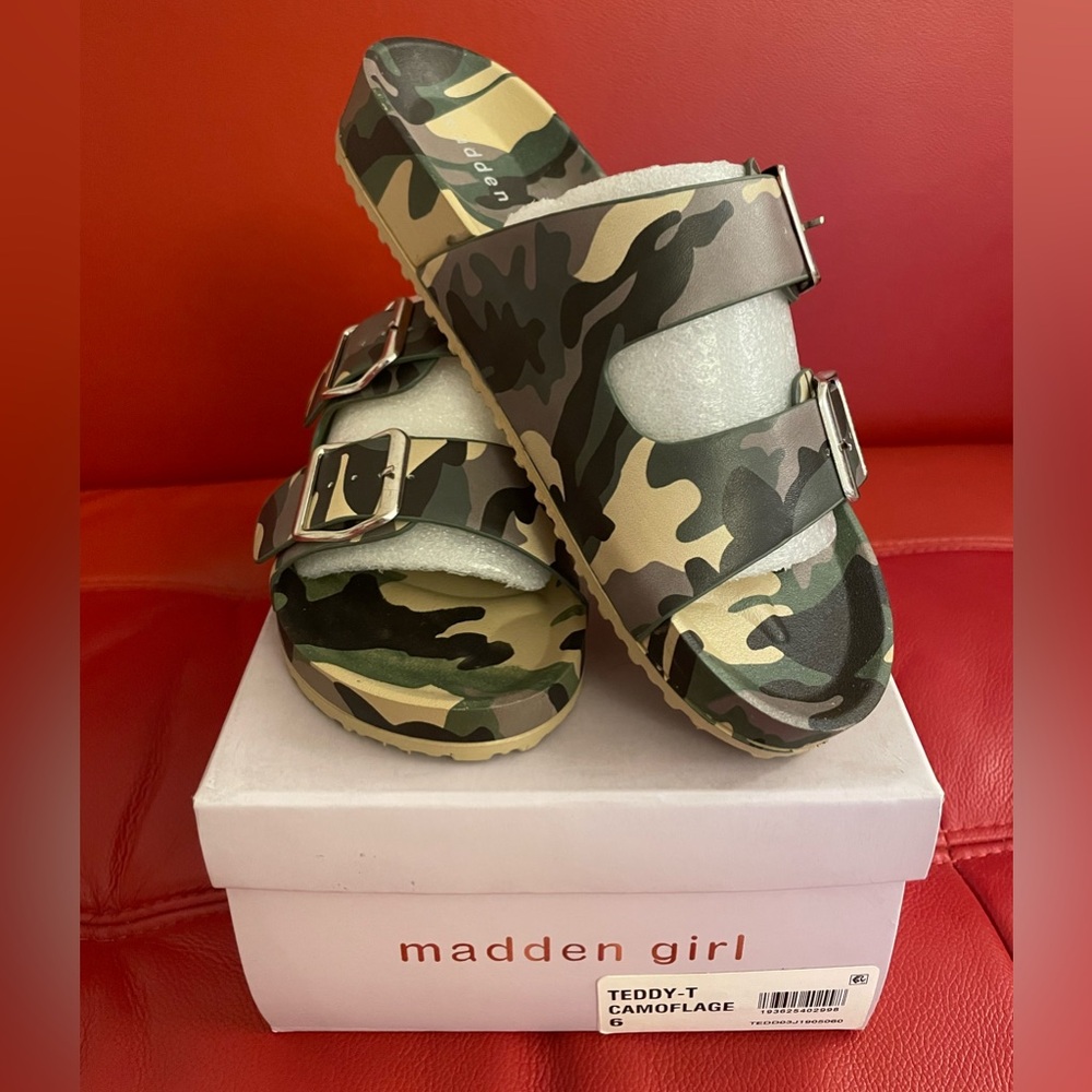 Teddy-T Camouflage Sandals, Sz 6 (Steve Madden)